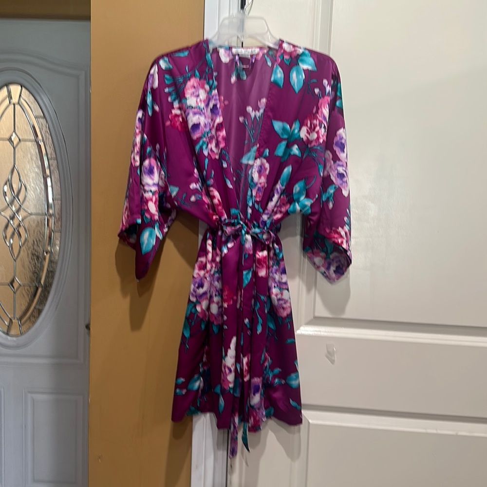Línea Donatella beautiful robe in new condition. Beautiful colors.